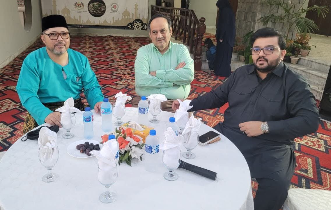 3 月 13 日星期五与马来西亚侨民和马来西亚之友分发 Bubur Lambuk 和开斋饭